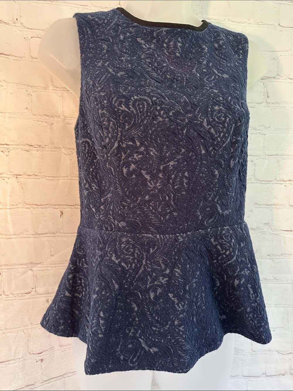 Kasper Sleeveless Navy Peplum Blouse with Subtle Paisley Texture size 6